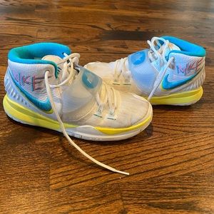 Nike Kyrie boys basketball shoes size 5.5
